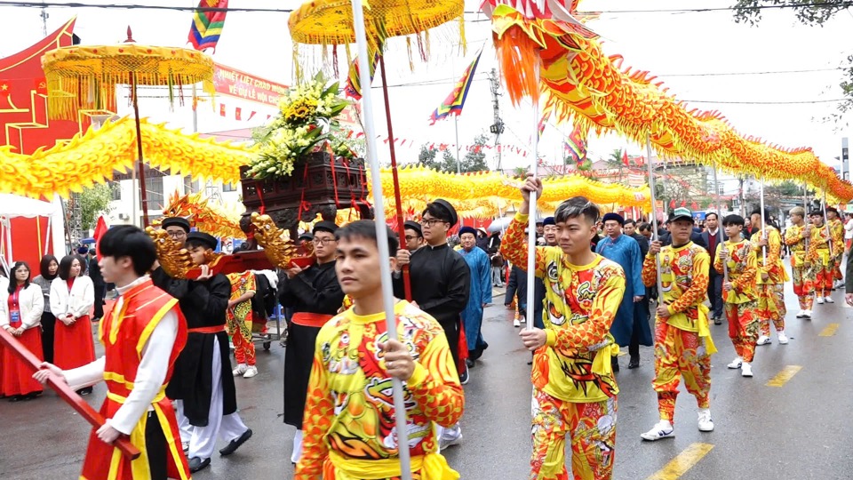 Đoàn đại biểu và Nhân dân dâng lễ. 