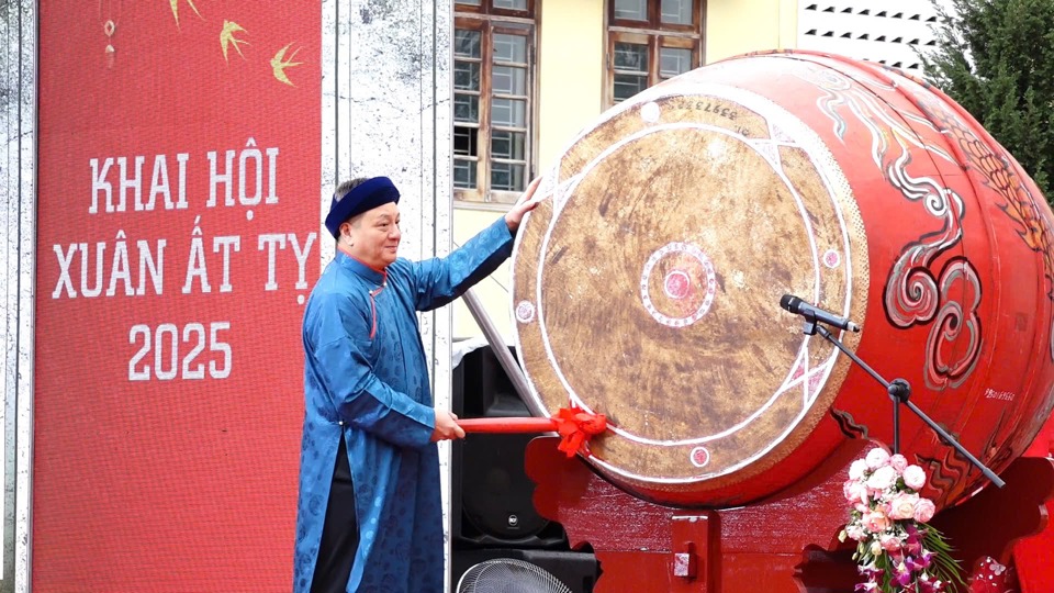 Bí thư Huyện ủy Thanh Oai Bùi Hoàng Phan đánh trống chính thức khai hội Lễ hội chùa Bối Khê Xuân Ất Tỵ 2025.