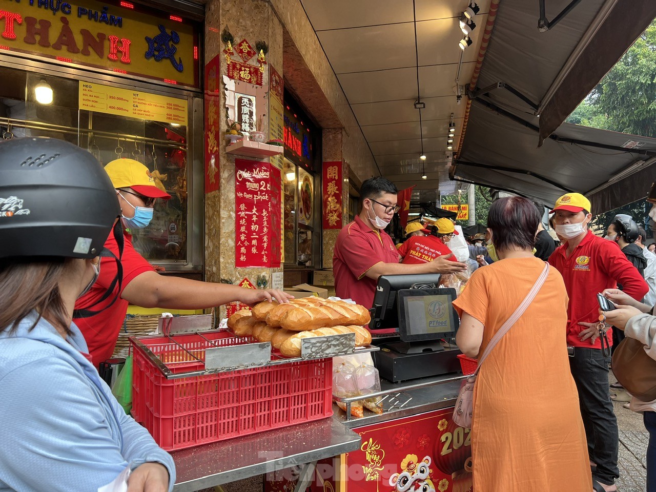 Lo không mua được heo quay cúng Thần Tài dù đã xếp số, nhưng chờ cả trăm người đứng trước ảnh 2