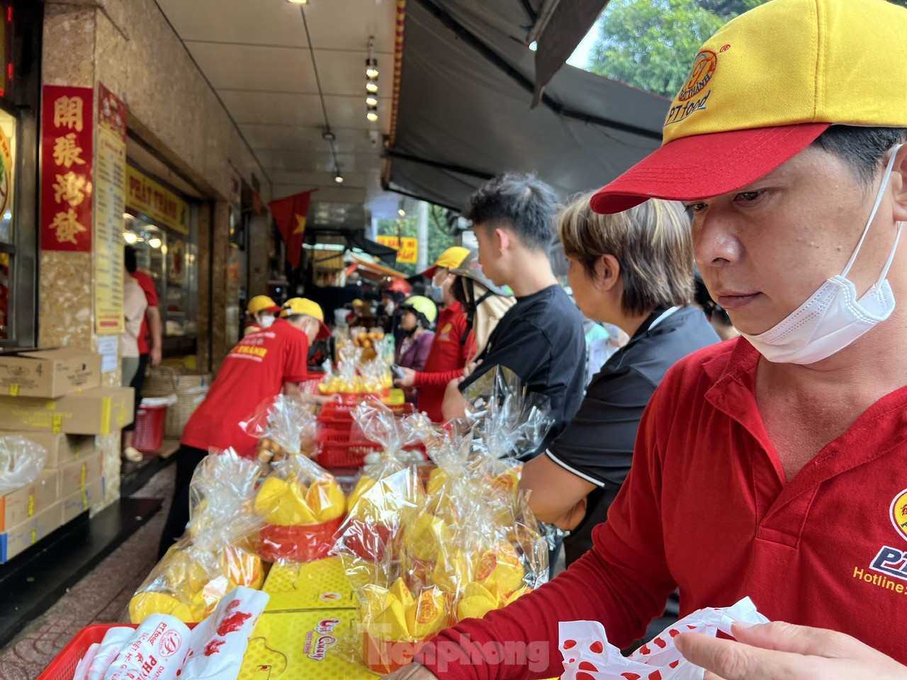 Lo không mua được heo quay cúng Thần Tài dù đã xếp số, nhưng chờ cả trăm người đứng trước ảnh 4