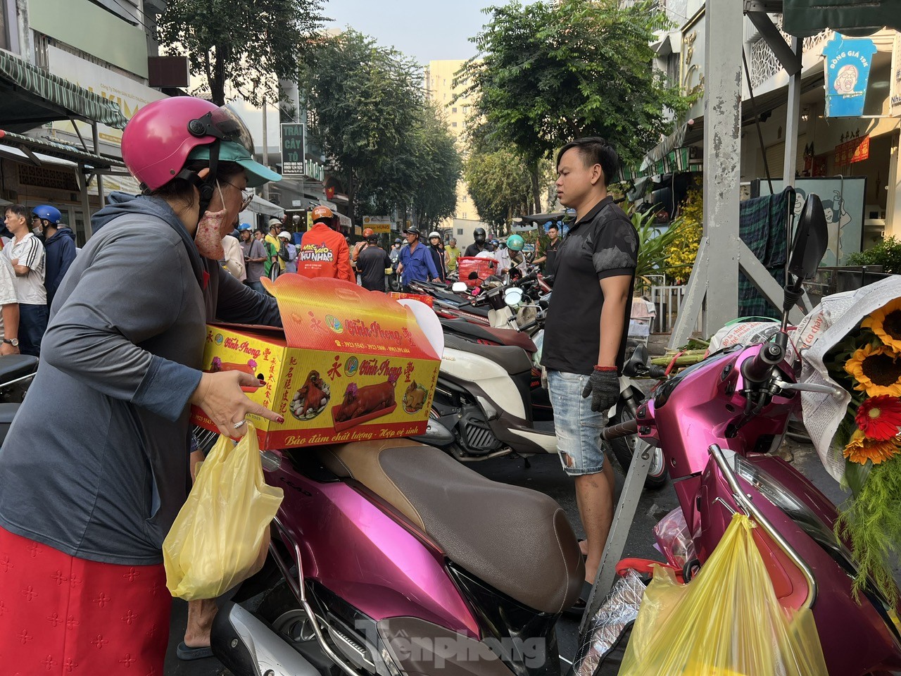 Lo không mua được heo quay cúng Thần Tài dù đã xếp số, nhưng chờ cả trăm người đứng trước ảnh 5