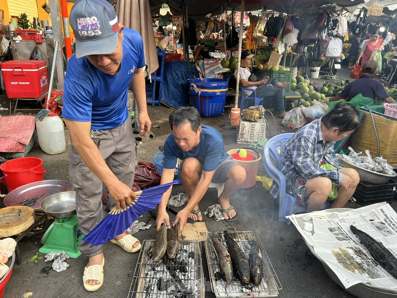 Lo không mua được heo quay cúng Thần Tài dù đã xếp số, nhưng chờ cả trăm người đứng trước ảnh 6