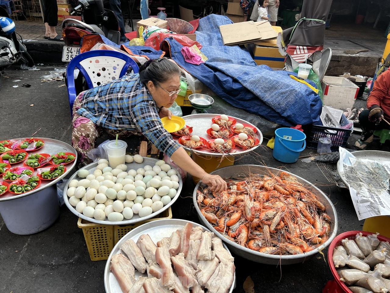 Lo không mua được heo quay cúng Thần Tài dù đã xếp số, nhưng chờ cả trăm người đứng trước ảnh 8