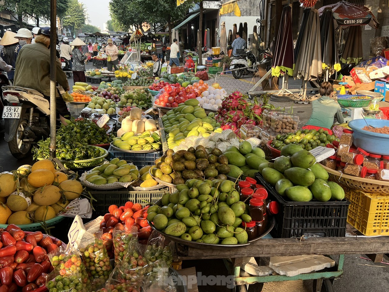 Lo không mua được heo quay cúng Thần Tài dù đã xếp số, nhưng chờ cả trăm người đứng trước ảnh 9