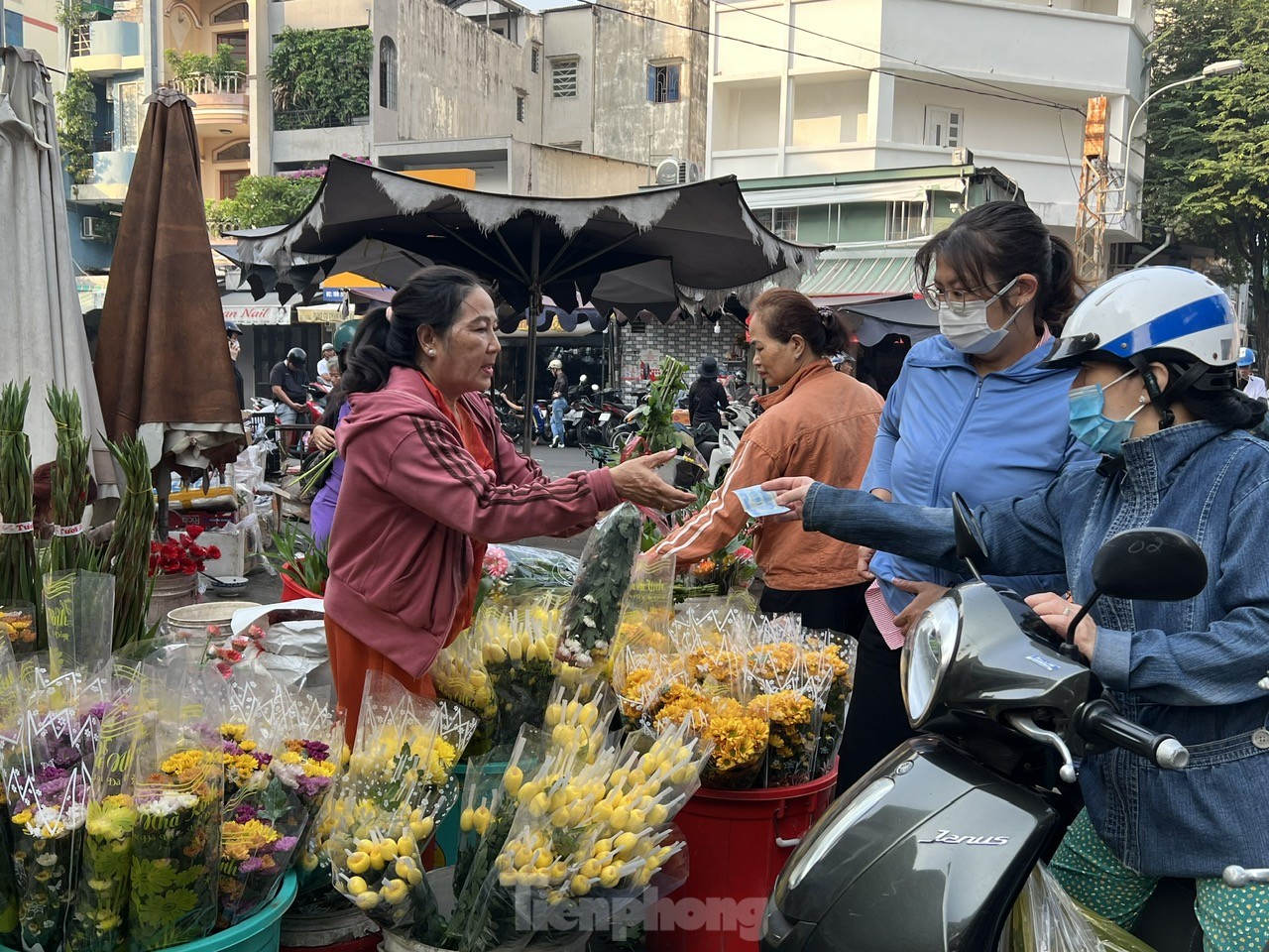 Lo không mua được heo quay cúng Thần Tài dù đã xếp số, nhưng chờ cả trăm người đứng trước ảnh 10