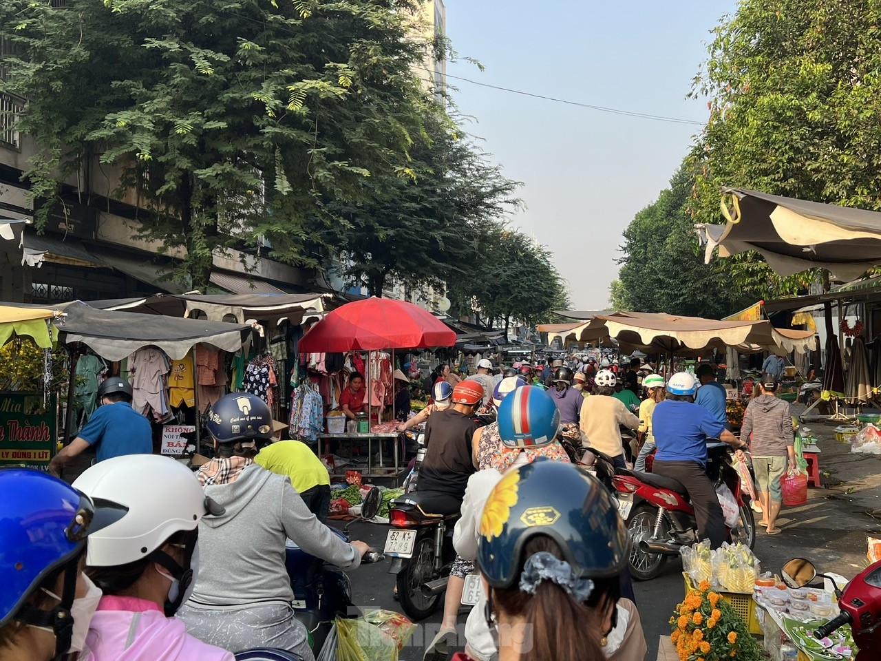 Lo không mua được heo quay cúng Thần Tài dù đã xếp số, nhưng chờ cả trăm người đứng trước ảnh 12