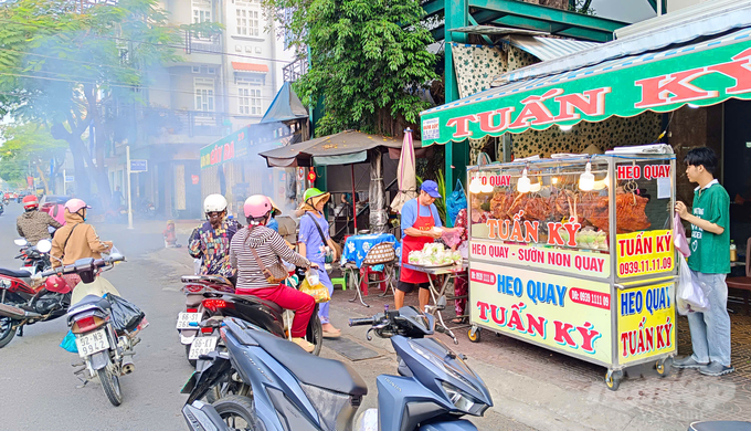 Ngay từ sáng sớm, các điểm bán thịt quay trên địa bàn tỉnh Đồng Tháp đã đắt khách. Ảnh: Lê Hoàng Vũ.