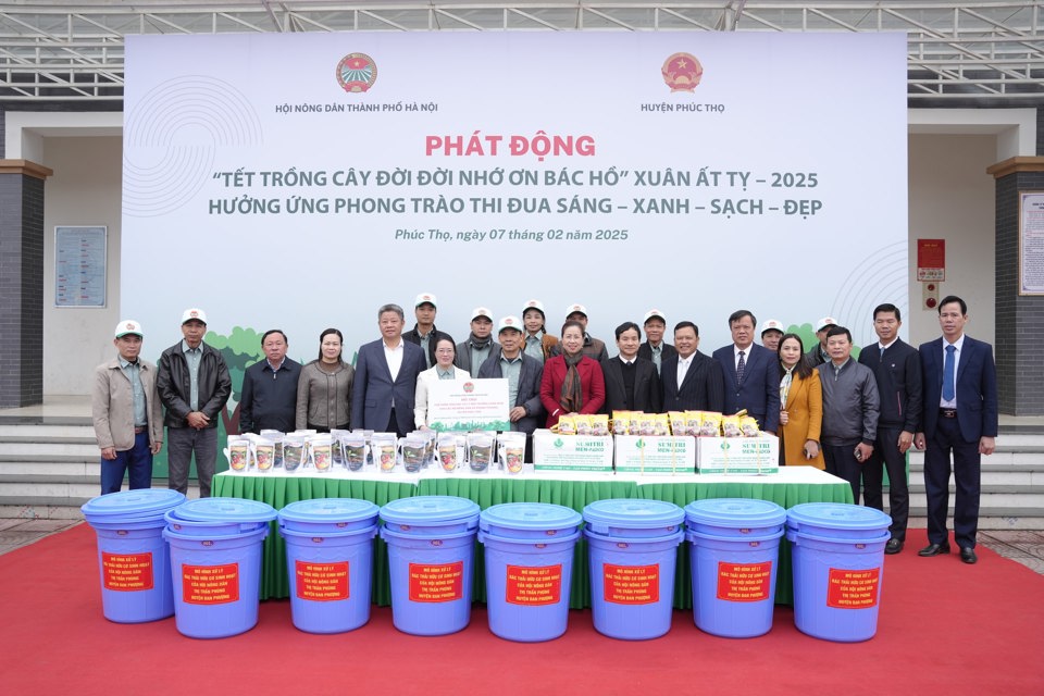 Lãnh đạo T.Ư Hội Nông dân Việt Nam, TP Hà Nội huyện phúc Thọ trao tặng chế phẩm sinh học xử lý môi trường cho nông dân xã Phụng Thượng.