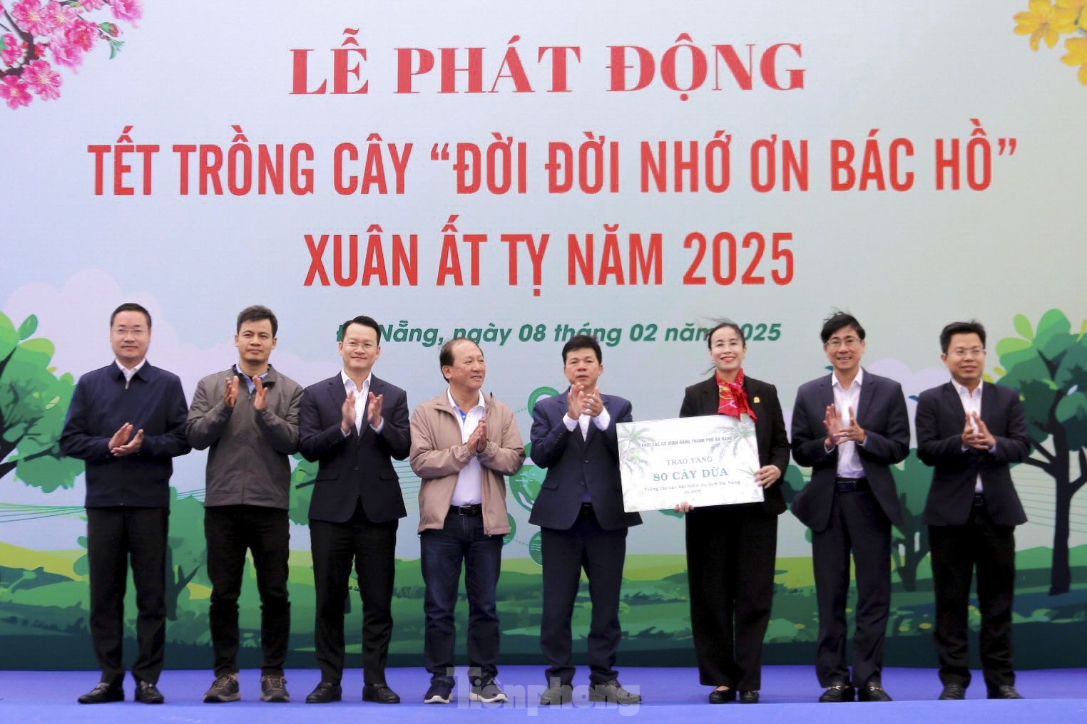 Hàng trăm người đội mưa tham gia Tết trồng cây xuân Ất Tỵ 2025 ven biển Đà Nẵng ảnh 2