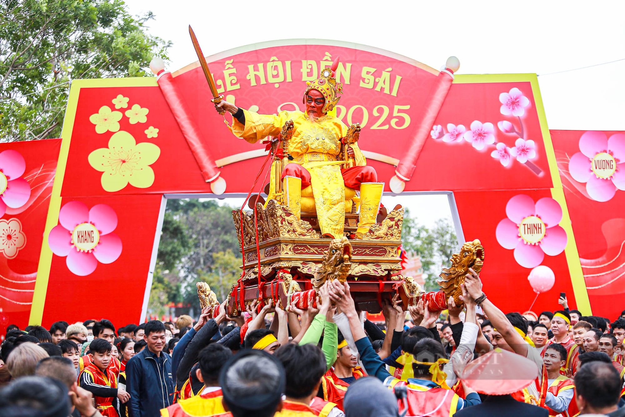 “Vua, chúa sống” nhăn mặt khi ngồi trên kiệu rước tại lễ hội đền Sái- Ảnh 10.