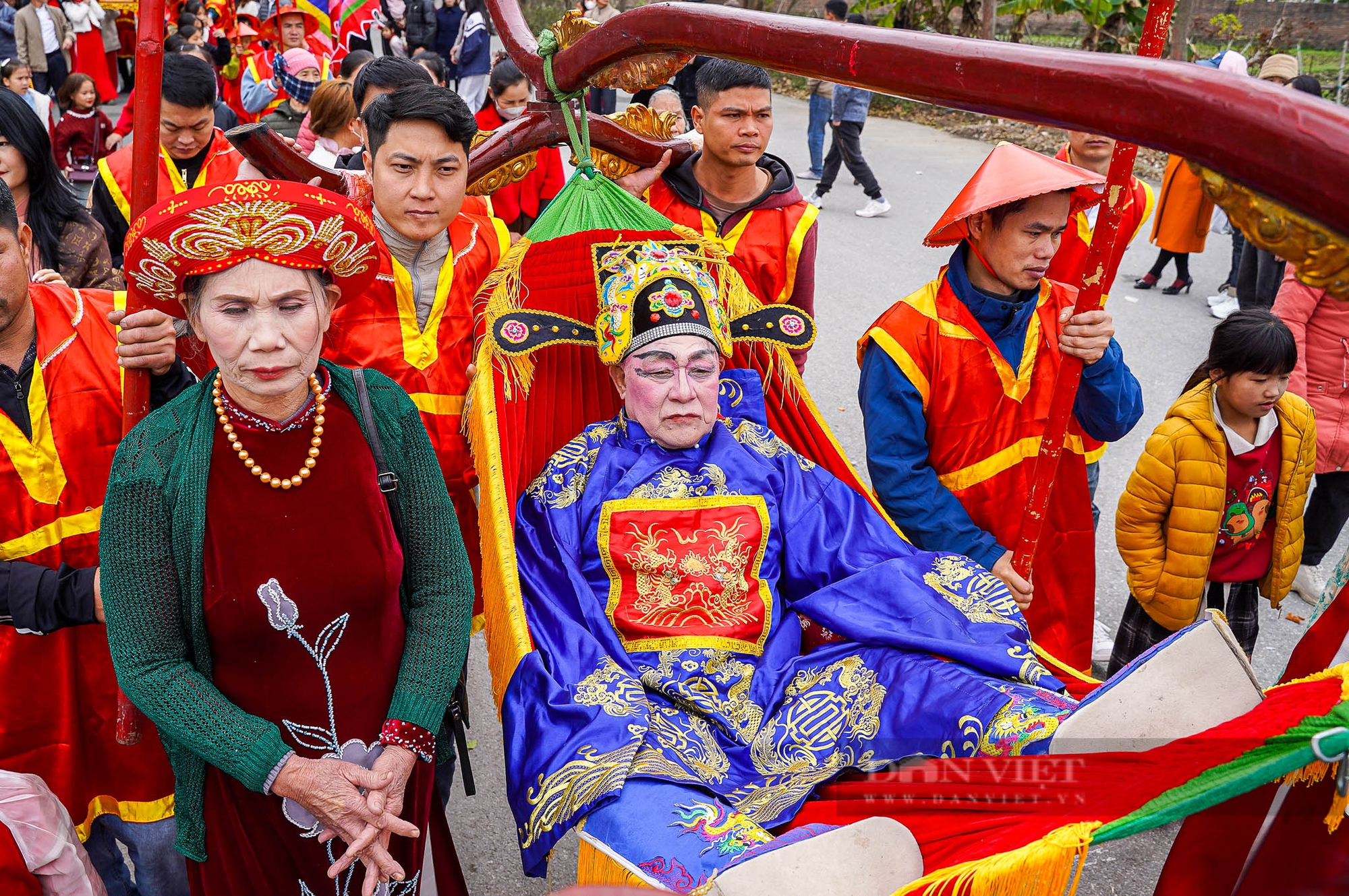 “Vua, chúa sống” nhăn mặt khi ngồi trên kiệu rước tại lễ hội đền Sái- Ảnh 12.