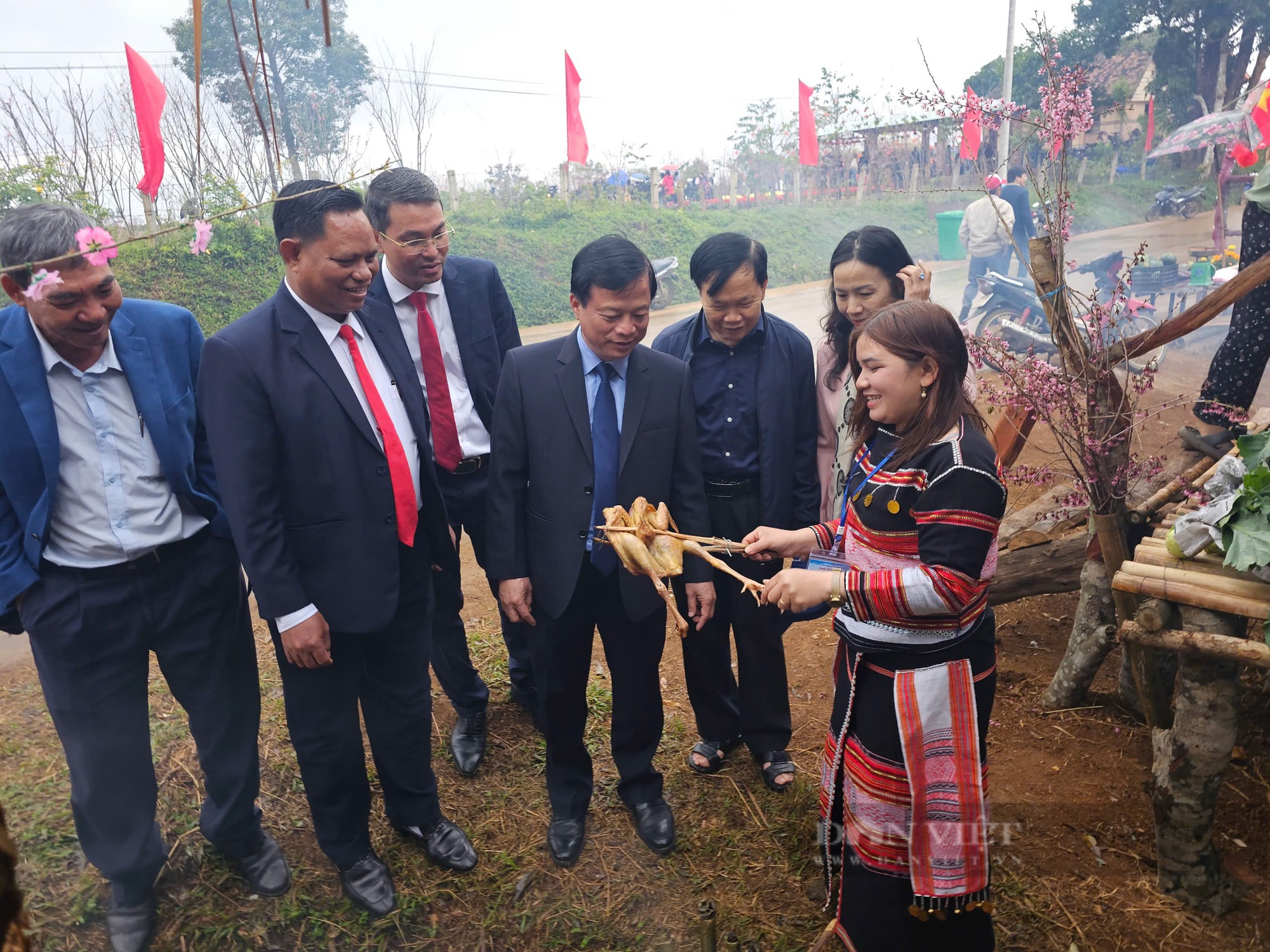 Hoa đào nở rộ, khung cảnh bản làng đẹp như phim ở độ cao 800m tại Bình Định, người ùn ùn kéo- Ảnh 9.