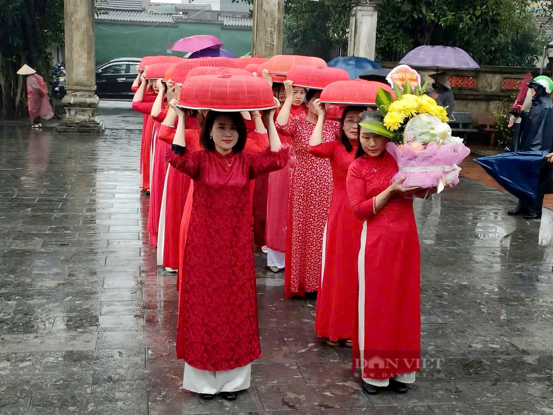 Hàng trăm phụ nữ mặc áo dài, đầu đội mâm bánh chưng thể hiện lòng thành kính tại giỗ vua Mai Hắc Đế- Ảnh 5.