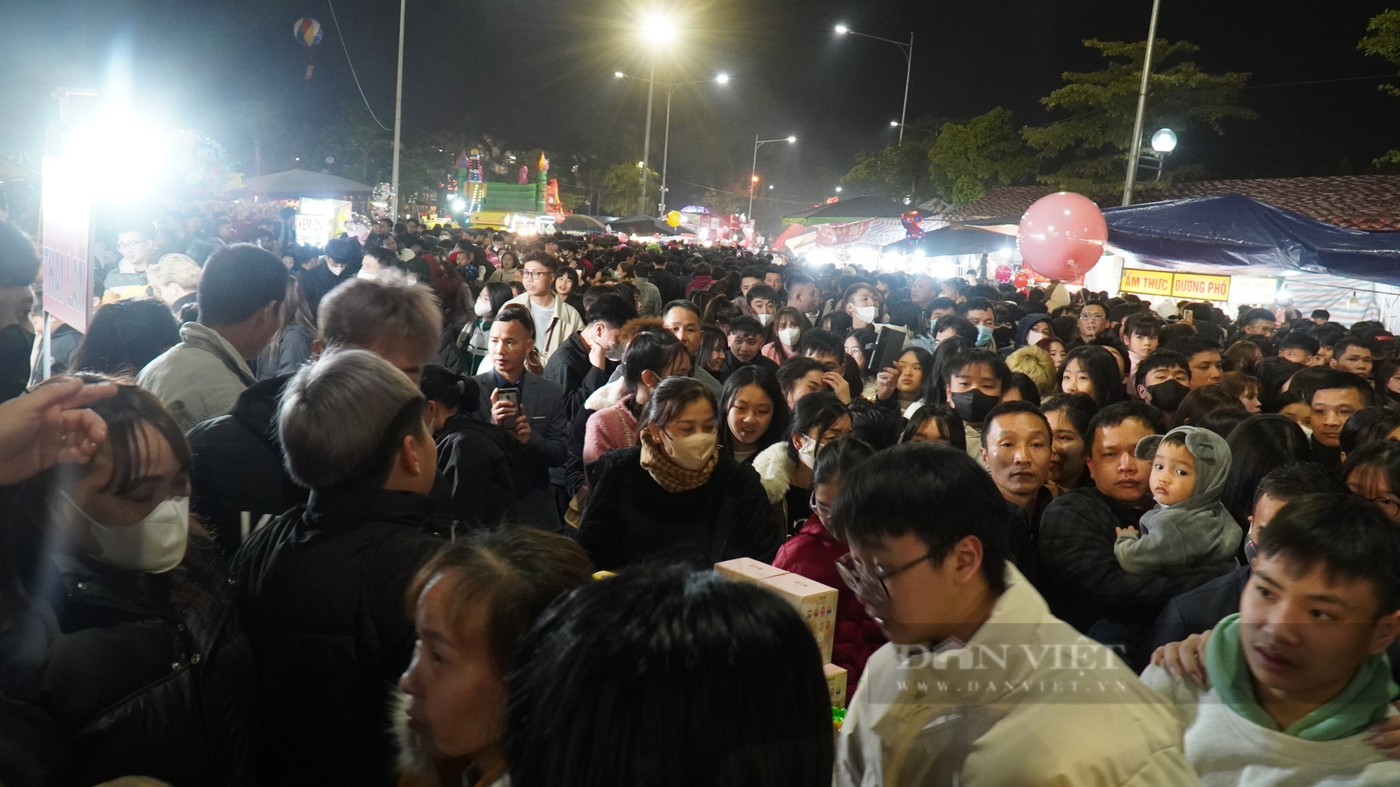 Hàng vạn người chen chúc trong đêm nghe hát quan họ, xem bắn pháo hoa ở lễ hội Lim, Bắc Ninh- Ảnh 4.