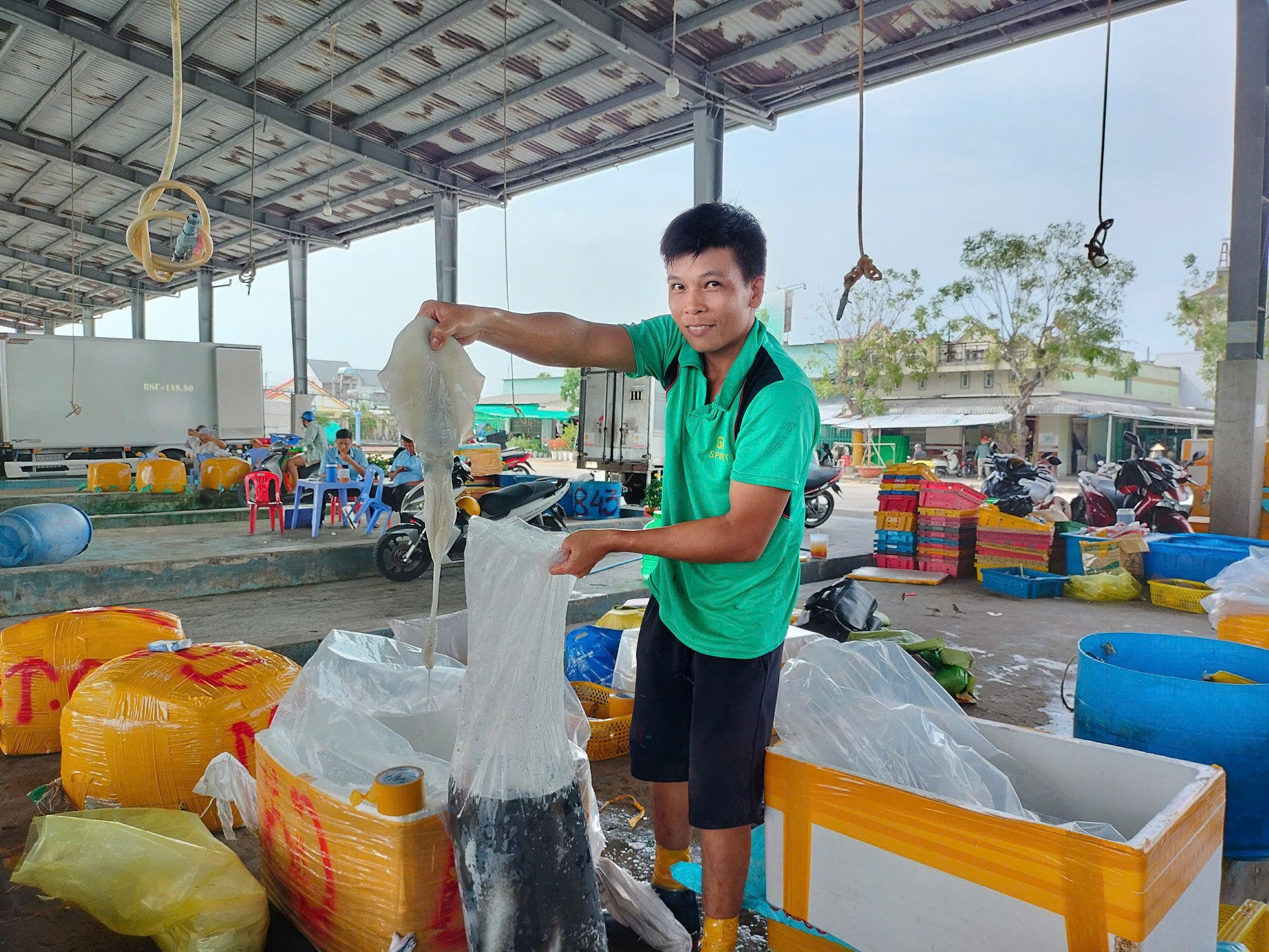 Chuyến đi xuyên Tết chở ‘lộc biển’ về bờ ảnh 4