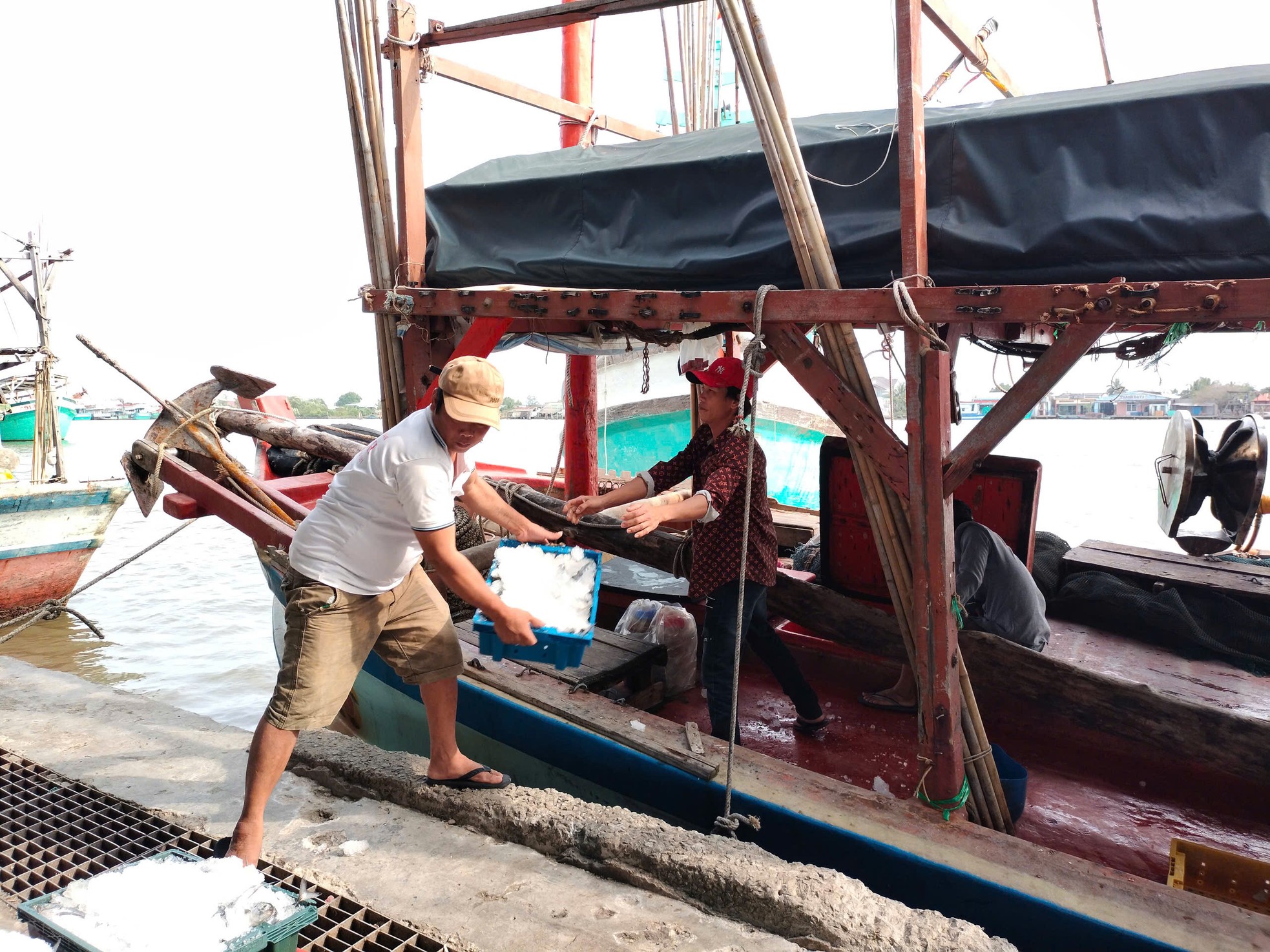 Chuyến đi xuyên Tết chở ‘lộc biển’ về bờ ảnh 10