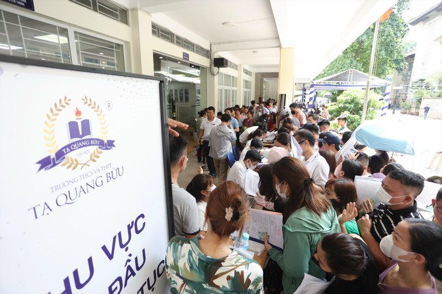 Hà Nội: Trường 'nóng' tuyển sinh đầu cấp hạn chế thời gian đăng ký hồ sơ ảnh 2