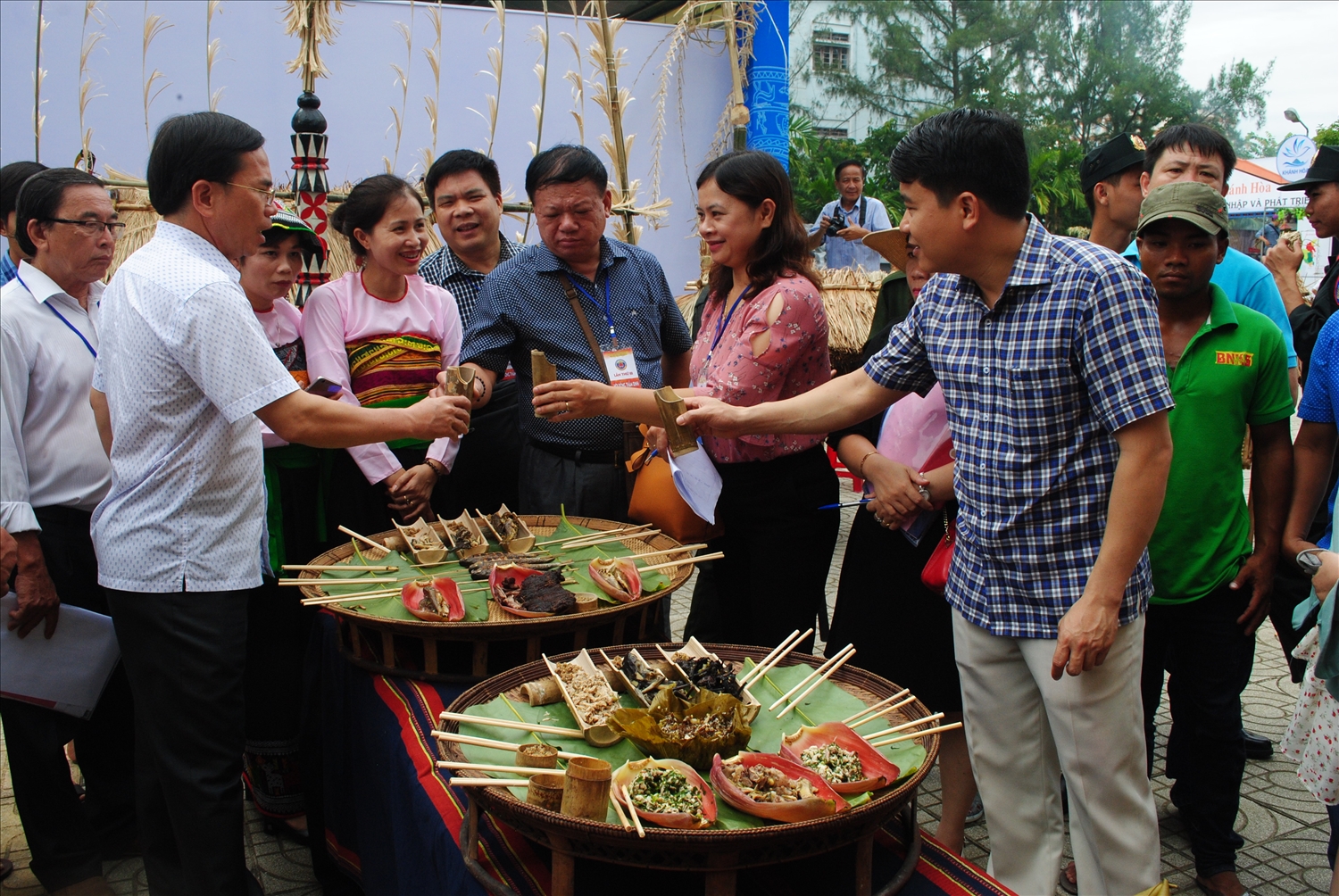 Rượu tà vạt được dùng trong các lễ hội, đón tiếp khách quý.