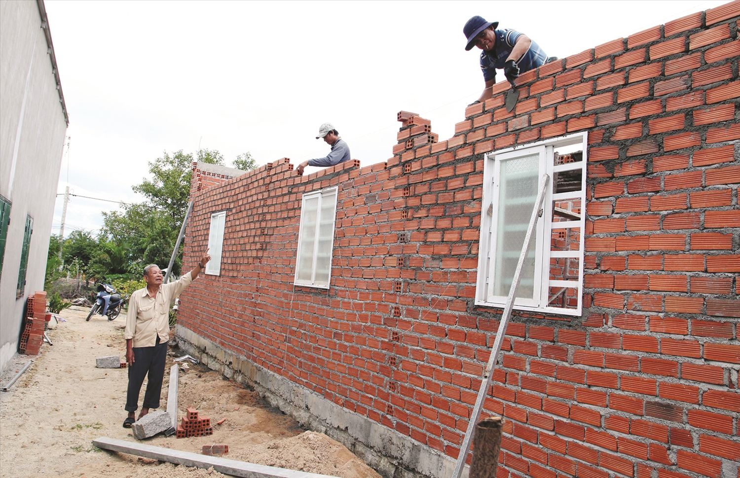 Những người thợ nỗ lực thi công hoàn thành nhà ở mới cho người nghèo đón Tết Nguyên đán Ất Tỵ 2025. 