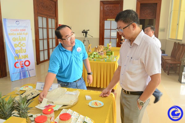 Làm giàu khác người, ông nông dân Tiền Giang nhặt thứ lá này biến thành sợi bán kiếm bộn tiền - Ảnh 2.