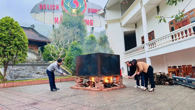 Người dân Hà Tĩnh làm bánh chưng nặng 300kg cung tiến Hải Thượng Lãn Ông Lê Hữu Trác ảnh 5