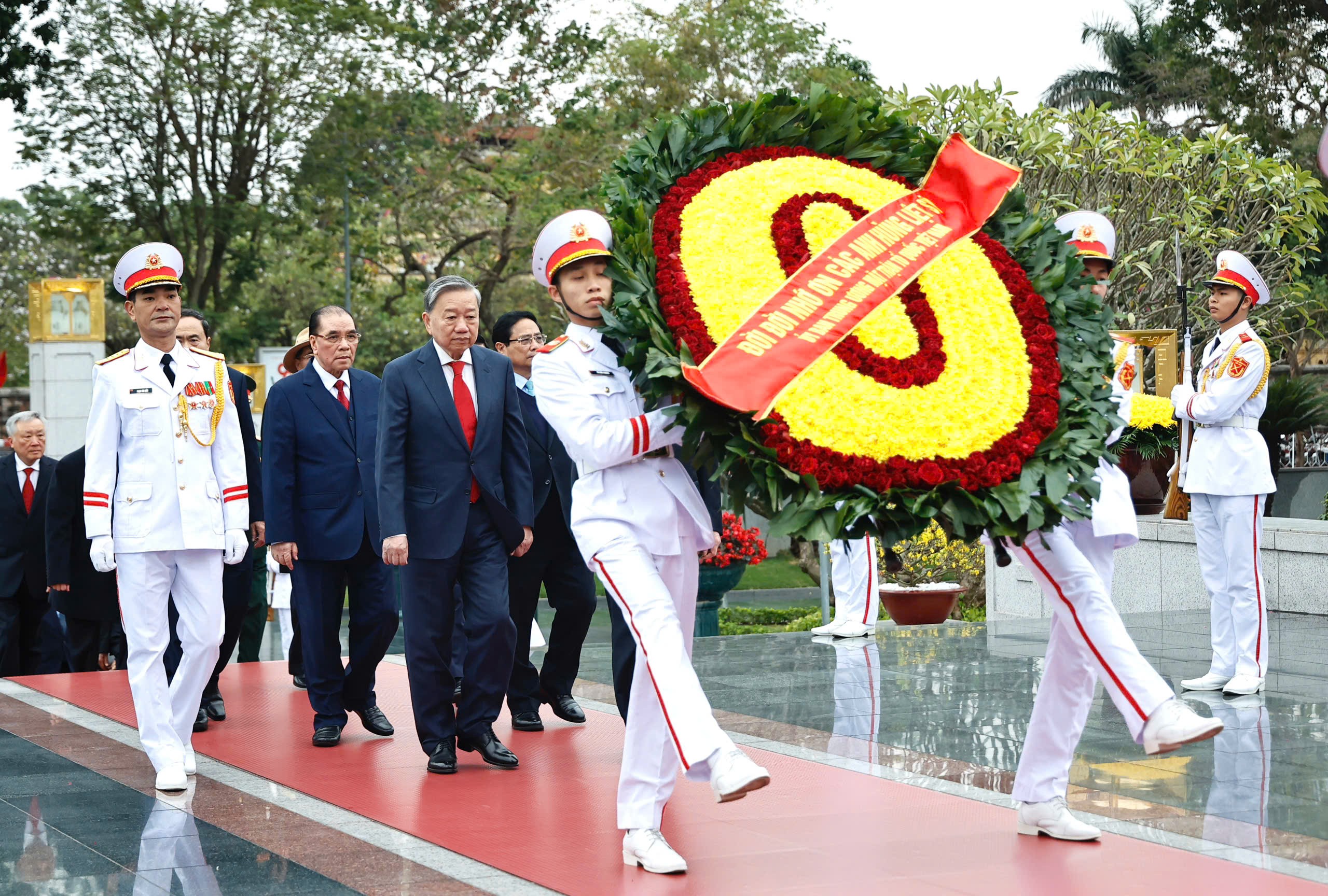  đặt vòng hoa và dâng hương tưởng niệm các Anh hùng Liệt sỹ tại Đài tưởng niệm các Anh hùng Liệt sỹ, đường Bắc Sơn, Hà Nội.