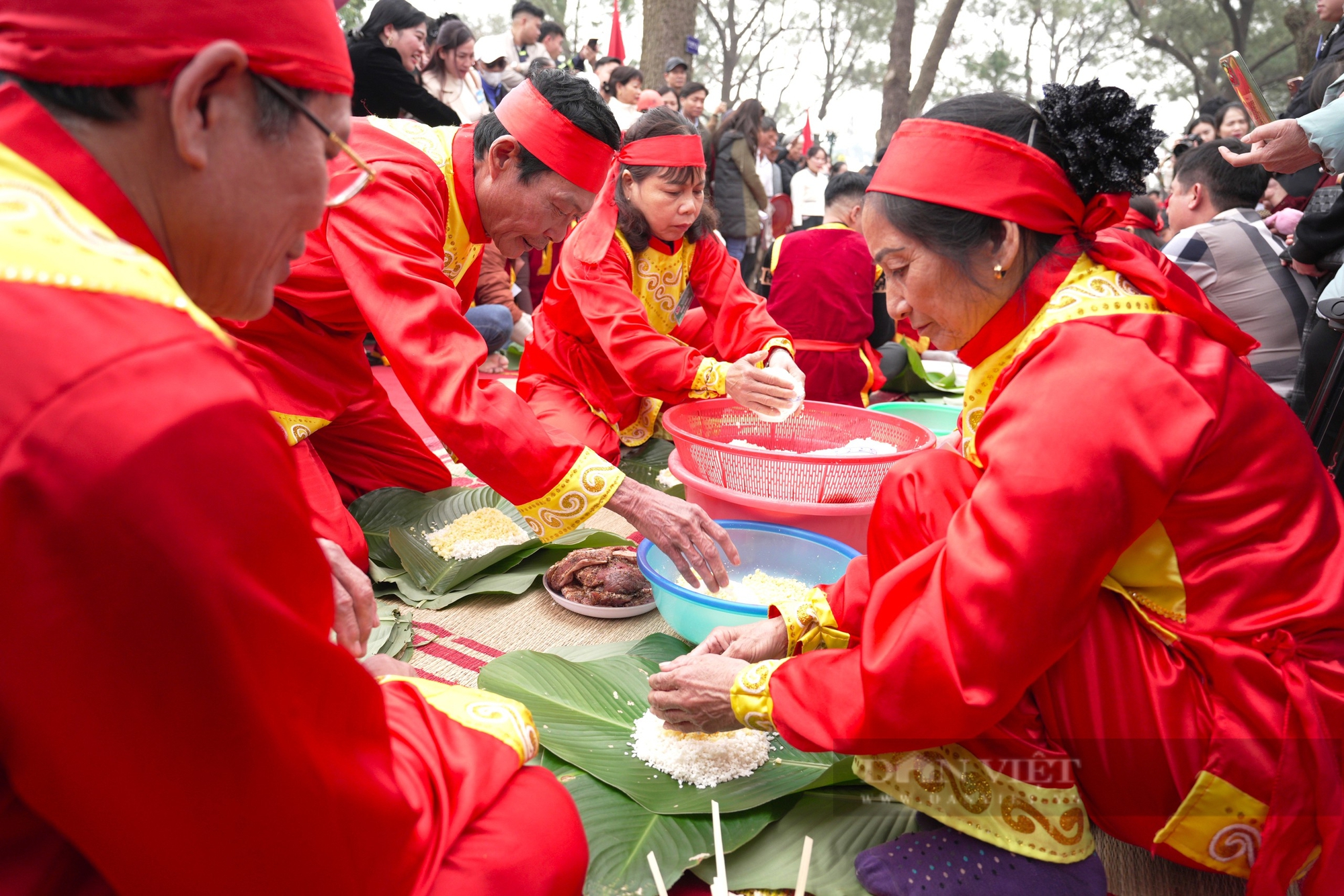 Nông dân Hải Dương trẩy hội xuân Côn Sơn Kiếp Bạc thi gói bánh chưng, giã bánh giầy xem ai khéo tay- Ảnh 6.