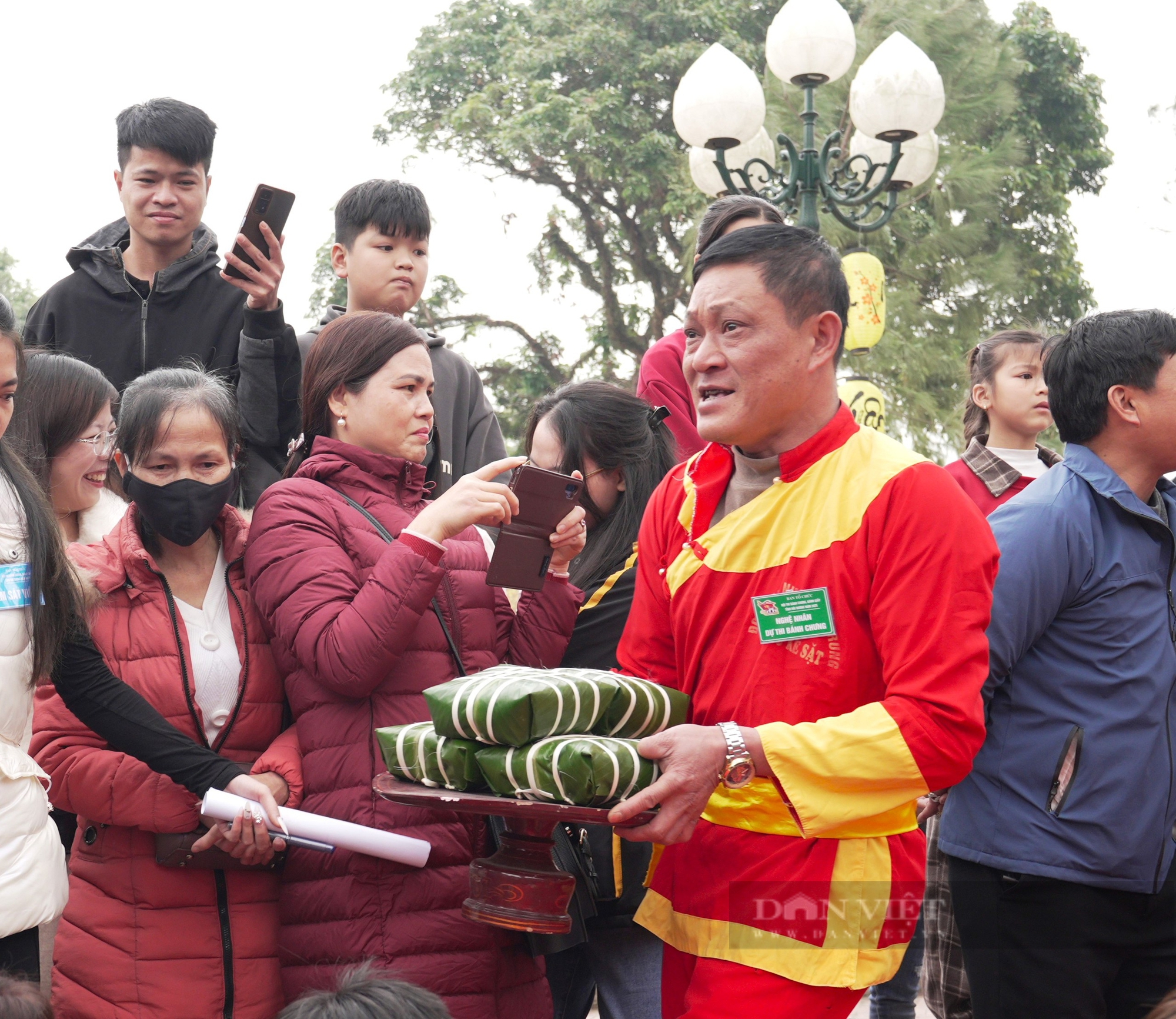 Nông dân Hải Dương trẩy hội xuân Côn Sơn Kiếp Bạc thi gói bánh chưng, giã bánh giầy xem ai khéo tay- Ảnh 7.