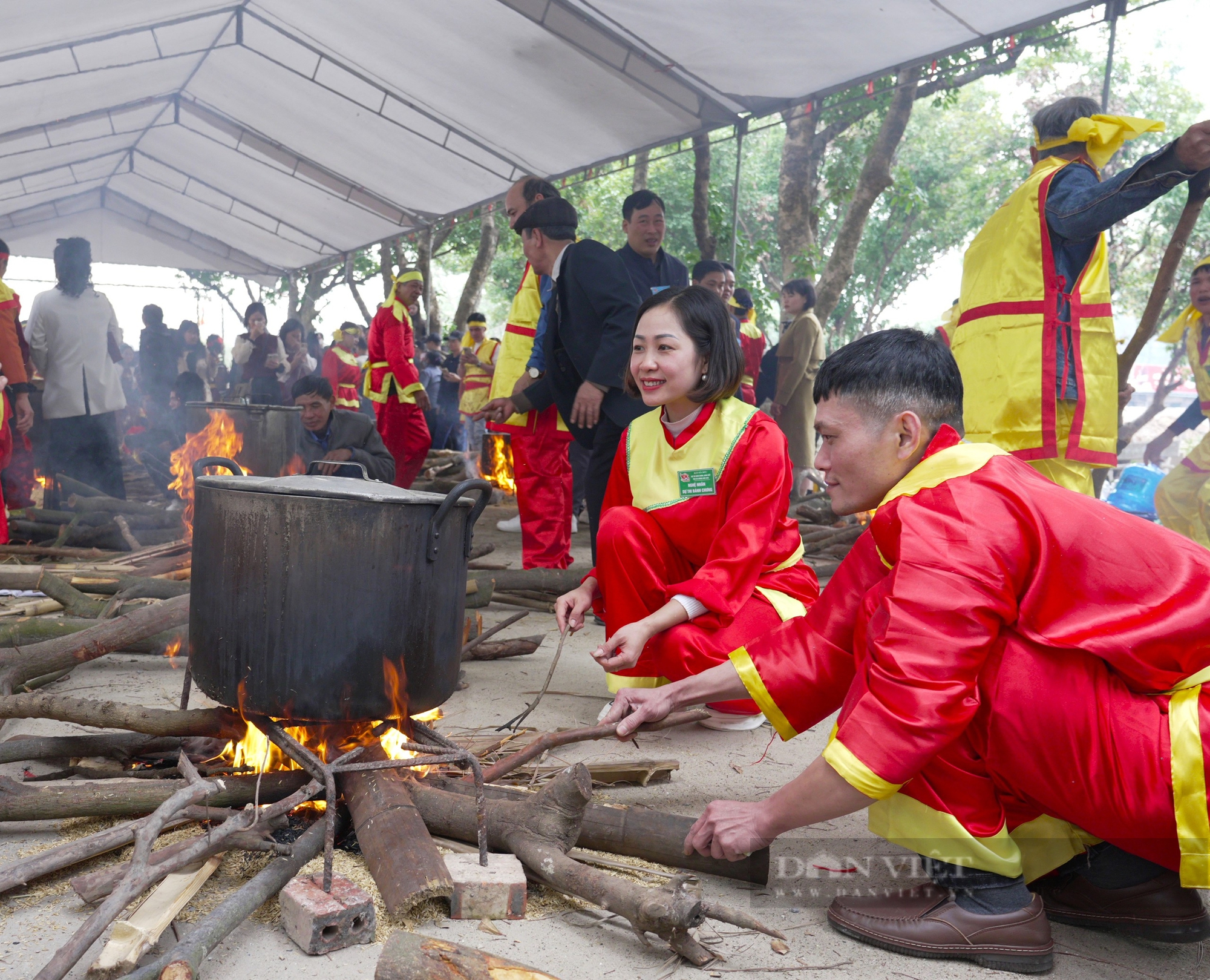 Nông dân Hải Dương trẩy hội xuân Côn Sơn Kiếp Bạc thi gói bánh chưng, giã bánh giầy xem ai khéo tay- Ảnh 8.