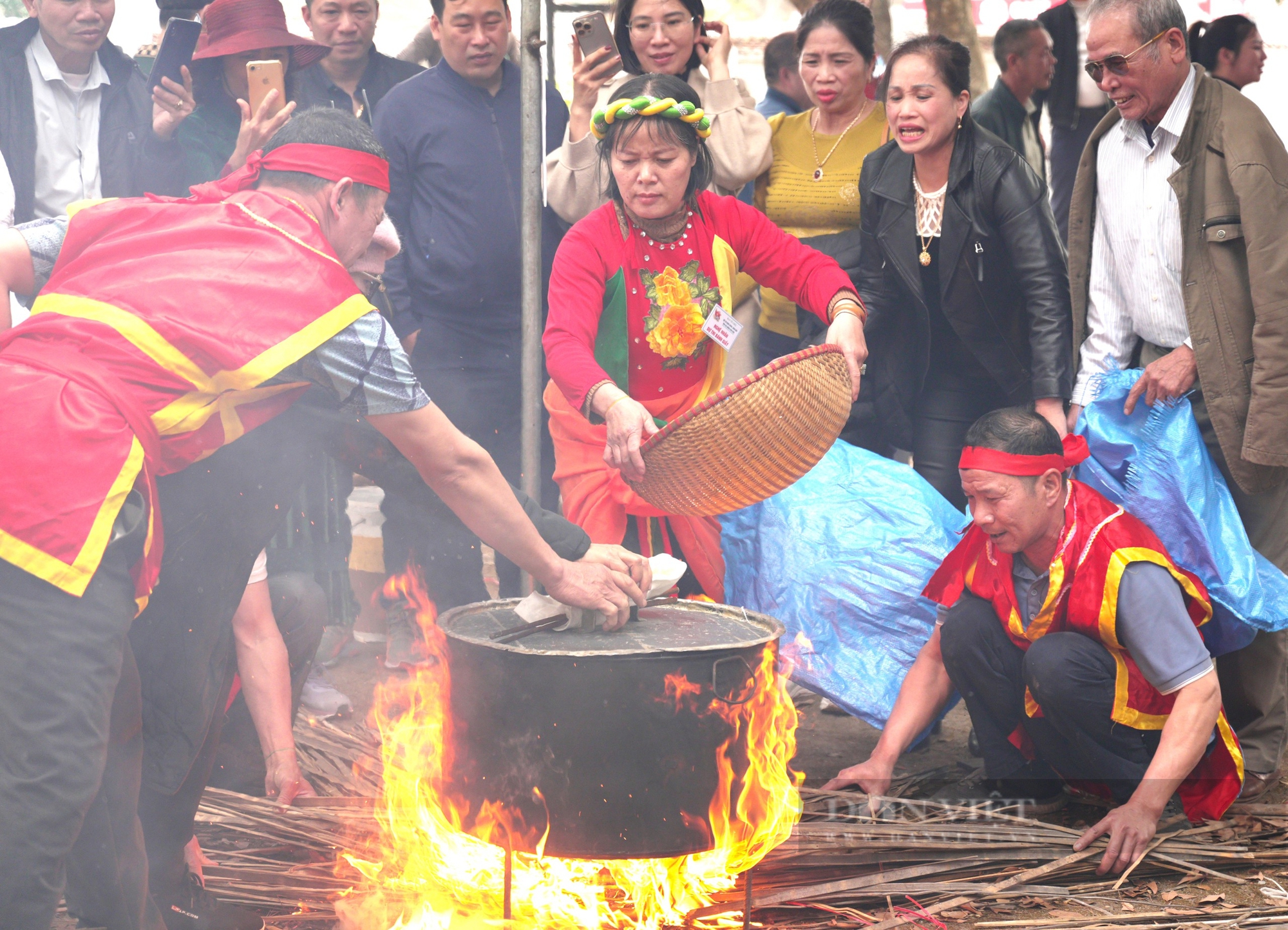 Nông dân Hải Dương trẩy hội xuân Côn Sơn Kiếp Bạc thi gói bánh chưng, giã bánh giầy xem ai khéo tay- Ảnh 12.