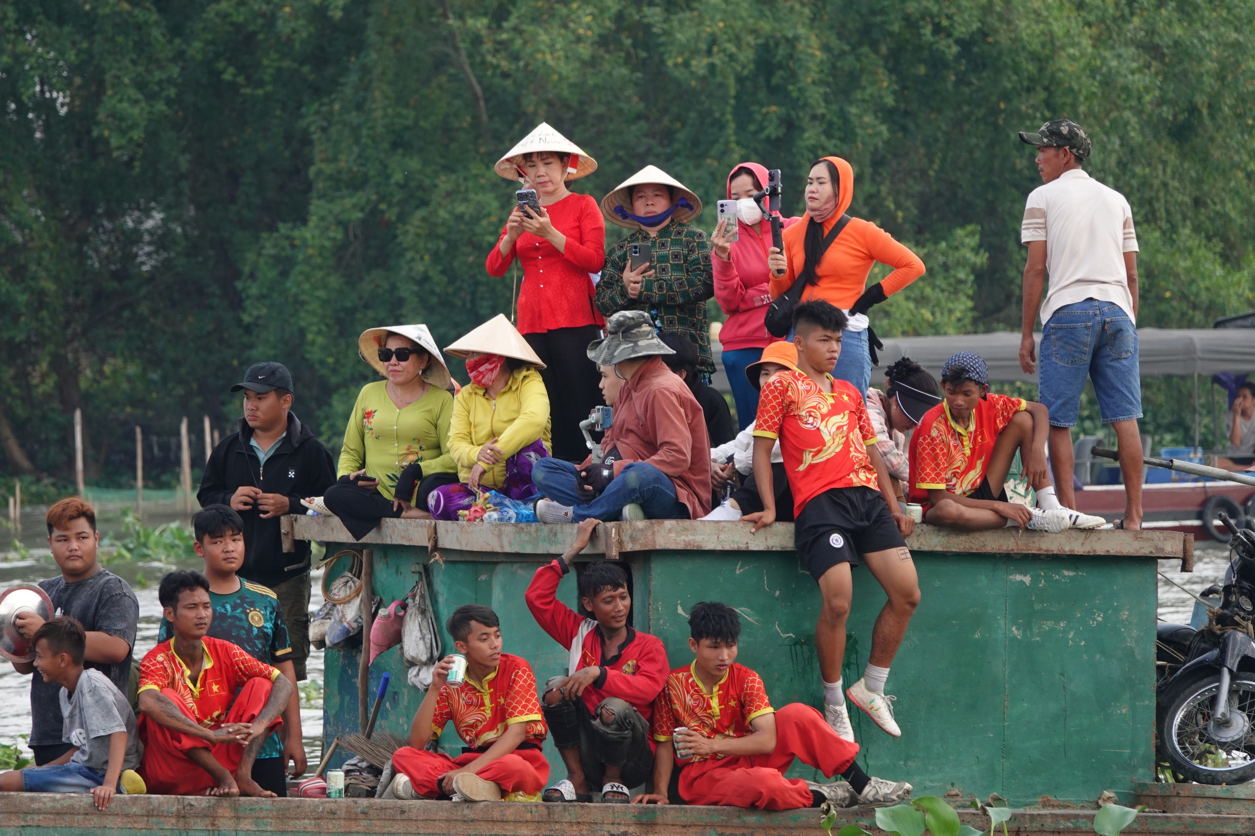 Độc đáo miền Tây: Hàng trăm ghe, tàu ra sông Hậu chơi lễ hội tống phong- Ảnh 4.