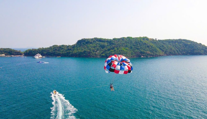 Cano Kéo Dù Bay – Một trò chơi thể thao mạo hiểm rất được yêu thích khi du lịch tại Phú Quốc.