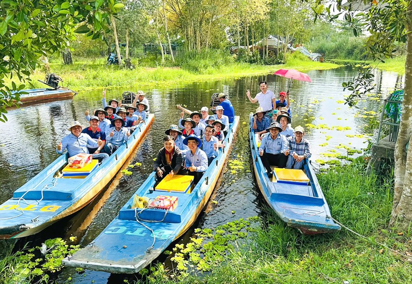 Du khách đến tham quan Vườn quốc gia U Minh Thượng.