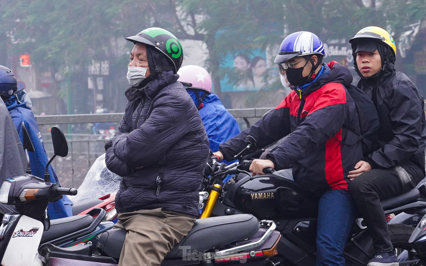 Hà Nội sương mù dày đặc kèm mưa phùn, phương tiện bật đèn ban ngày ảnh 2