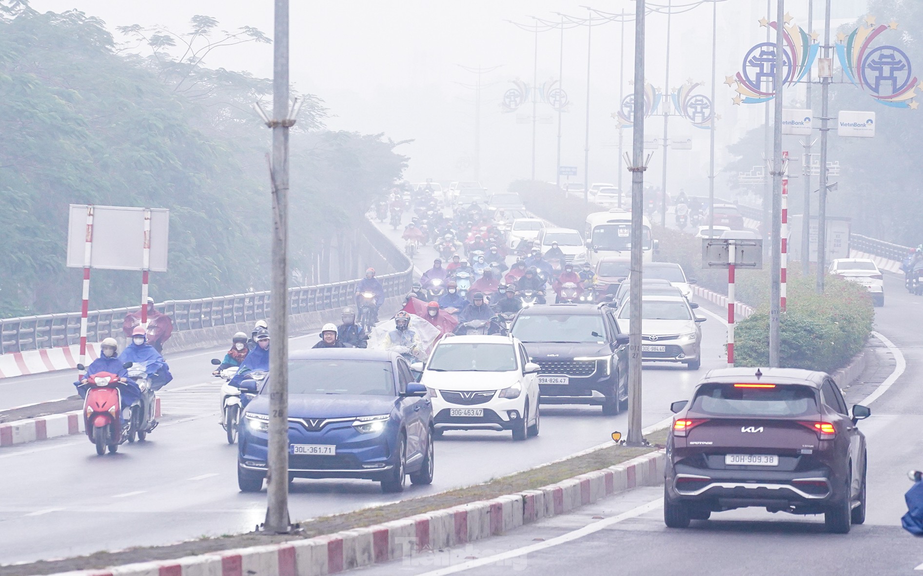 Hà Nội sương mù dày đặc kèm mưa phùn, phương tiện bật đèn ban ngày ảnh 4