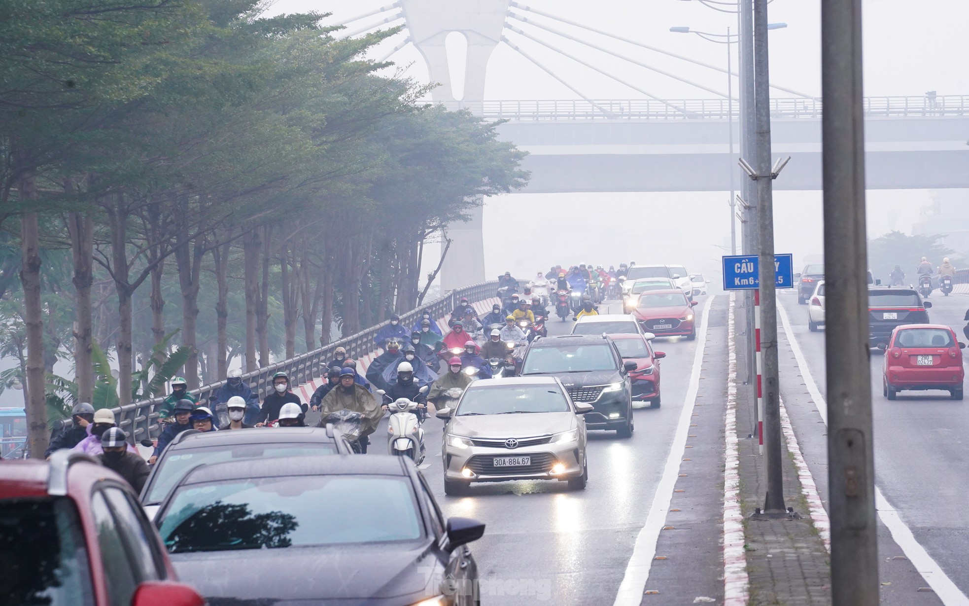 Hà Nội sương mù dày đặc kèm mưa phùn, phương tiện bật đèn ban ngày ảnh 5