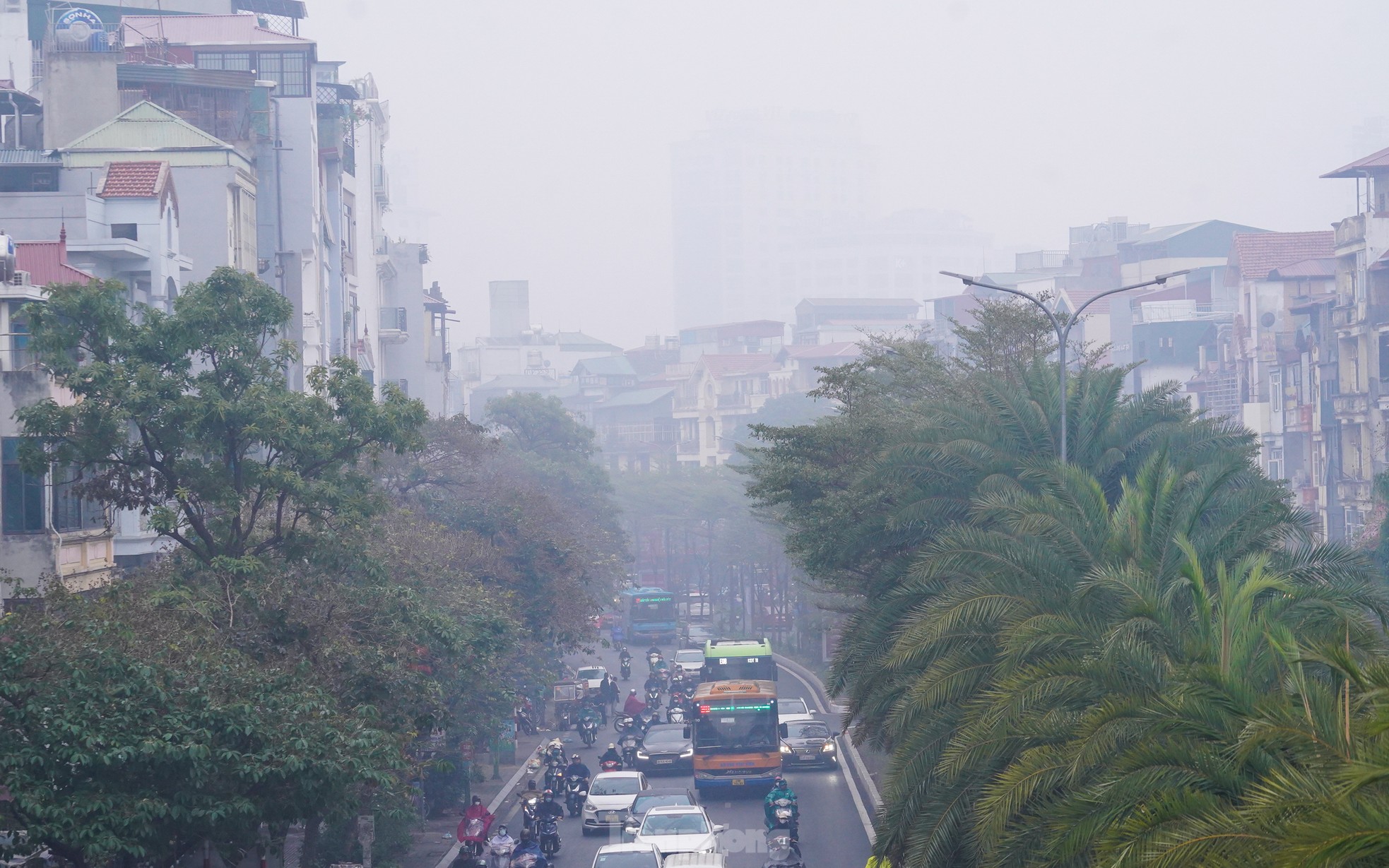 Hà Nội sương mù dày đặc kèm mưa phùn, phương tiện bật đèn ban ngày ảnh 6