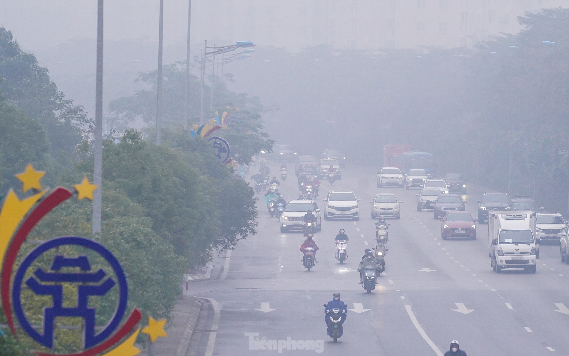 Hà Nội sương mù dày đặc kèm mưa phùn, phương tiện bật đèn ban ngày ảnh 9