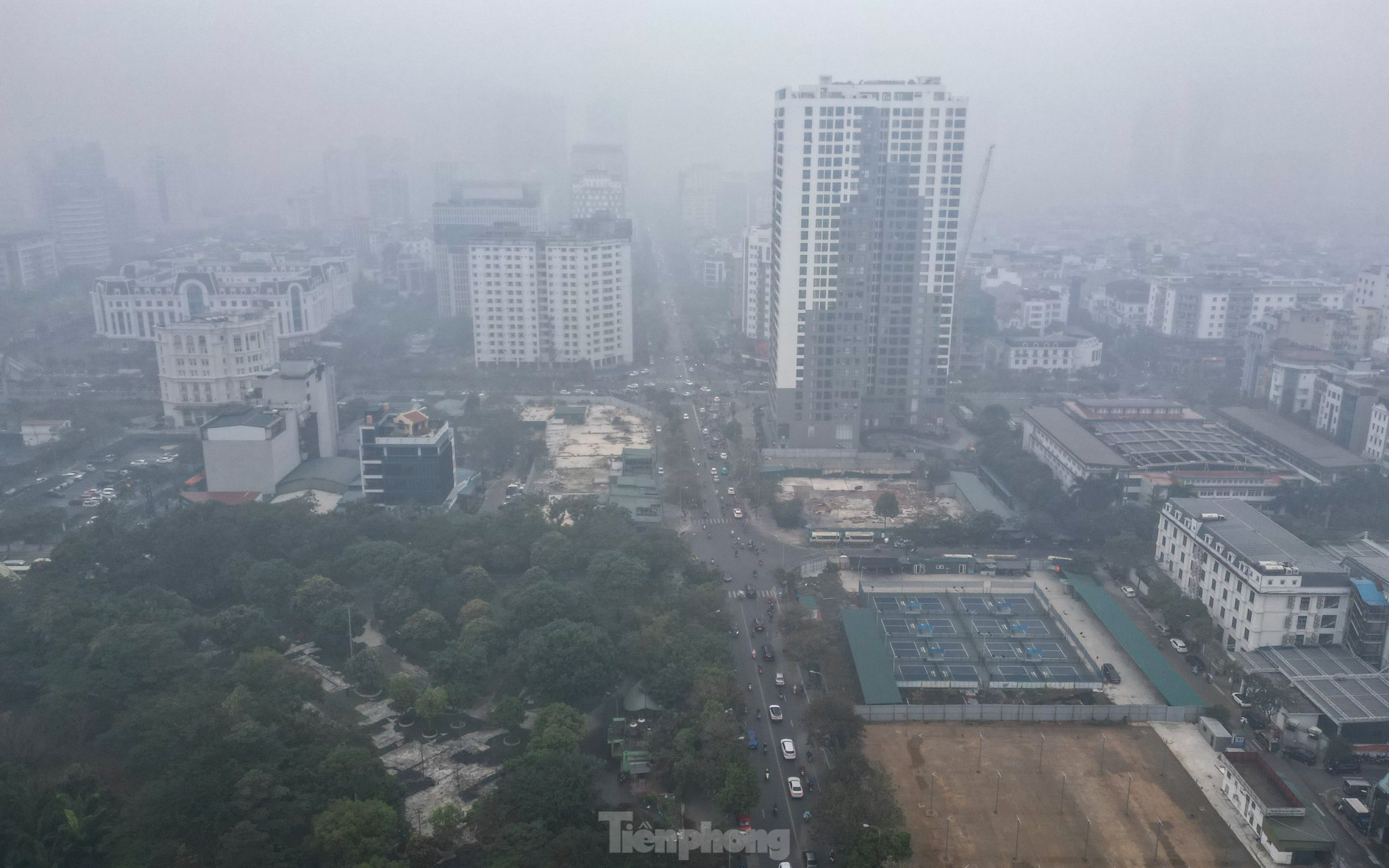 Hà Nội sương mù dày đặc kèm mưa phùn, phương tiện bật đèn ban ngày ảnh 10