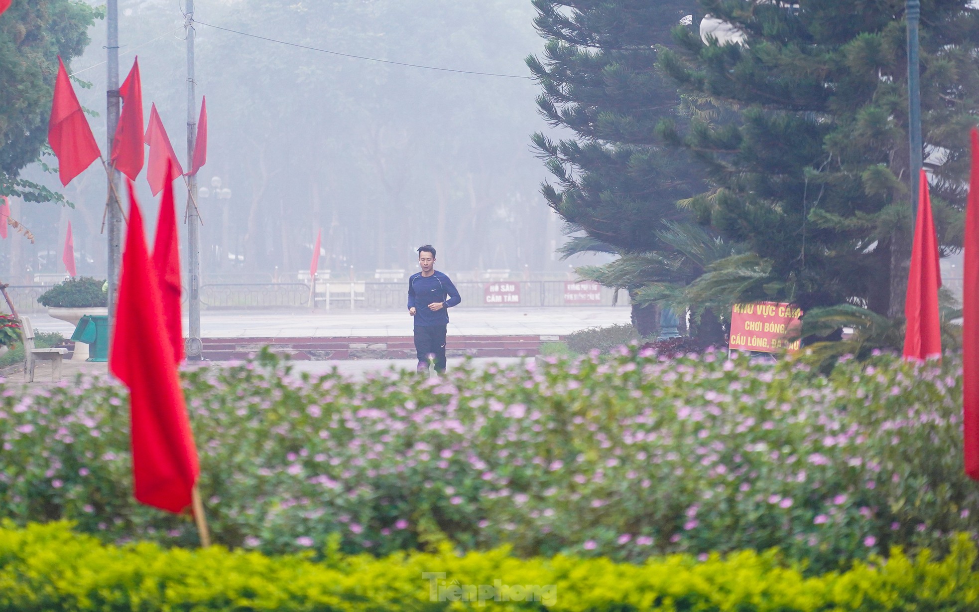 Hà Nội sương mù dày đặc kèm mưa phùn, phương tiện bật đèn ban ngày ảnh 12