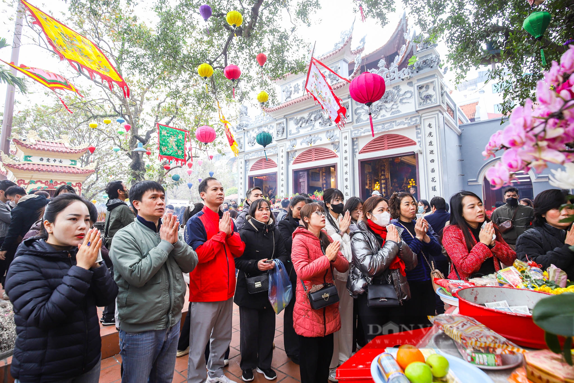 Tranh thủ giờ nghỉ trưa, dân công sở đổ về Phủ Tây Hồ, chùa Trấn Quốc dâng lễ rằm tháng Giêng- Ảnh 7.