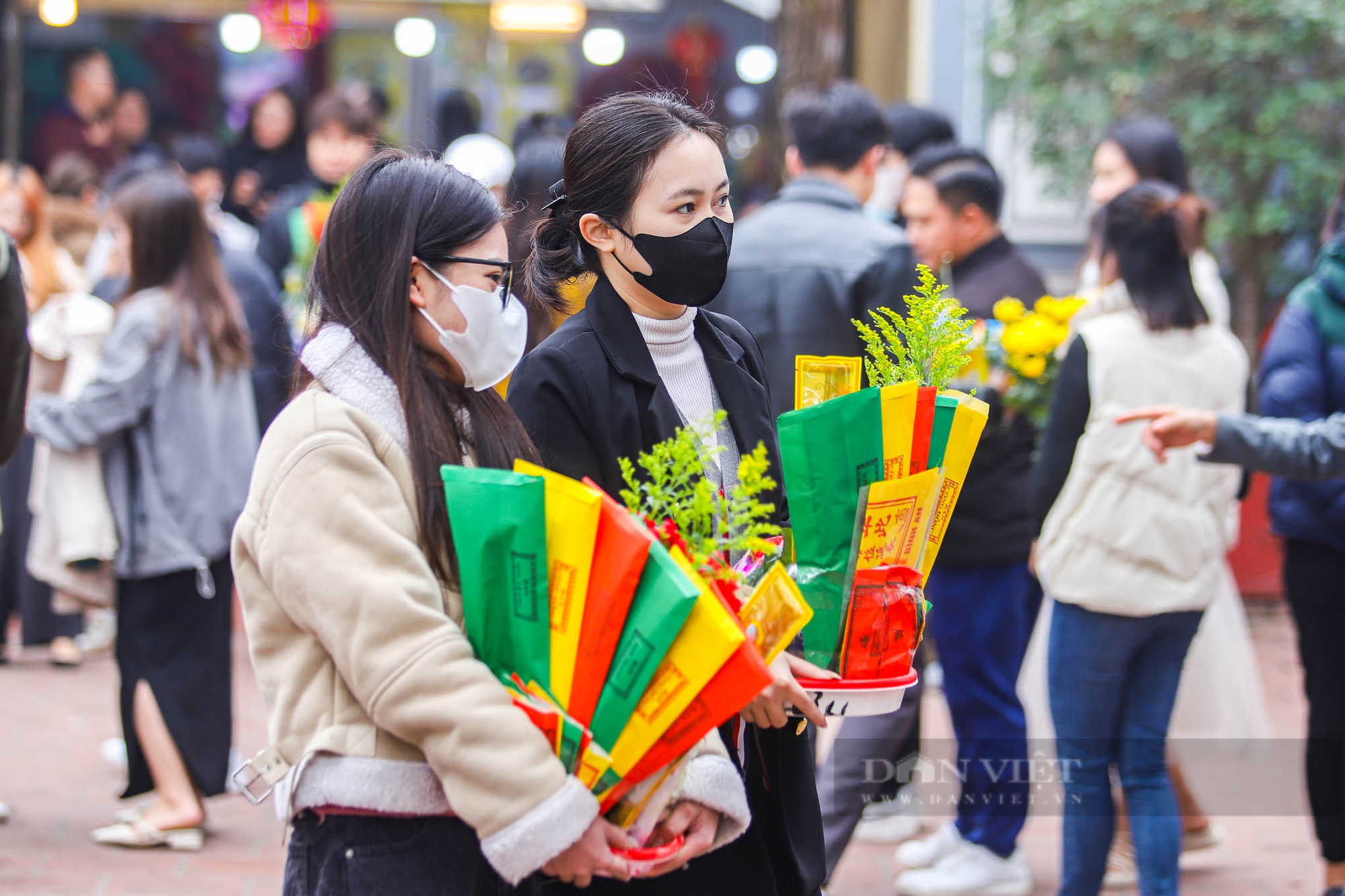 Tranh thủ giờ nghỉ trưa, dân công sở đổ về Phủ Tây Hồ, chùa Trấn Quốc dâng lễ rằm tháng Giêng- Ảnh 11.