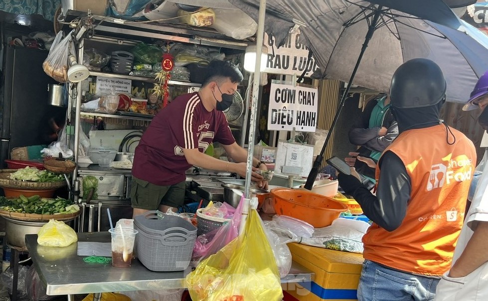 Quán chay đông nghẹt khách trong ngày rằm tháng Giêng ảnh 3