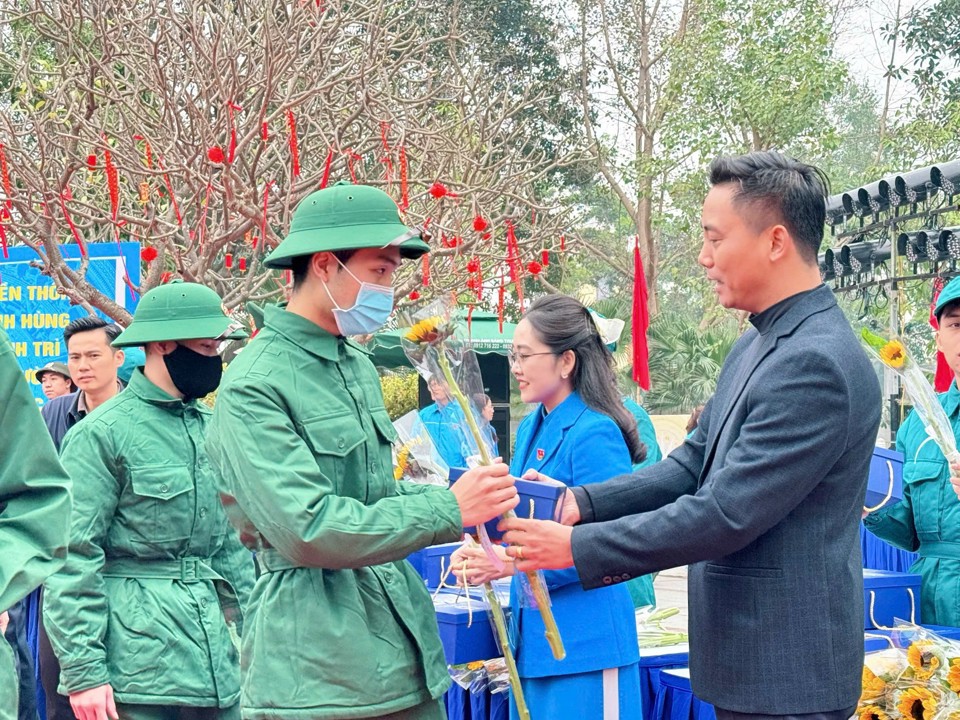 Đại diện Thành đoàn Hà Nội tặng quà các tân binh của huyện Thanh Trì chuẩn bị lên đường nhập ngũ. Ảnh: Hoàng Quyết