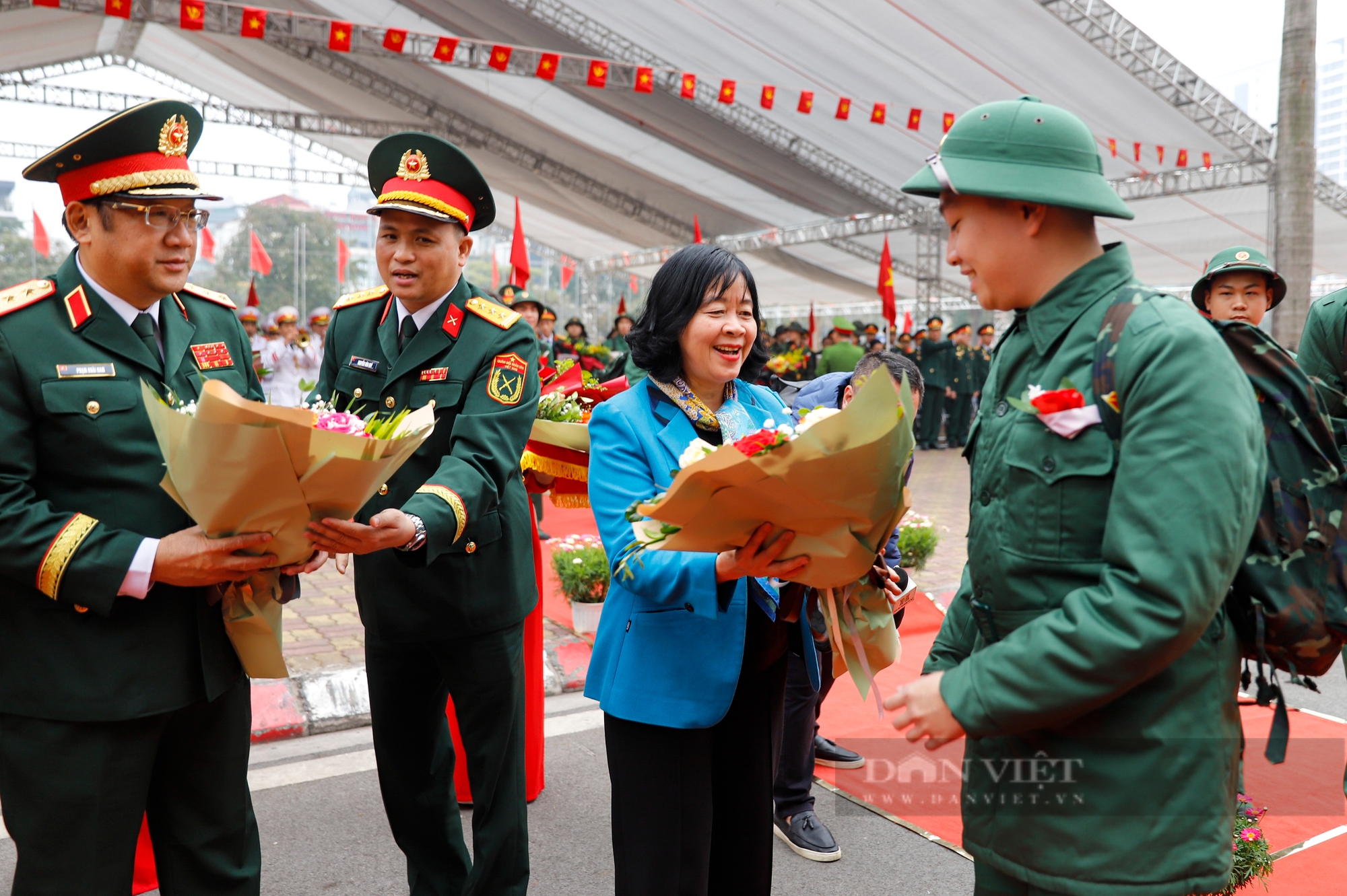 Tân binh xoa tóc, hôn đắm đuối tay bạn gái trong ngày tòng quân tại Hà Nội- Ảnh 4.