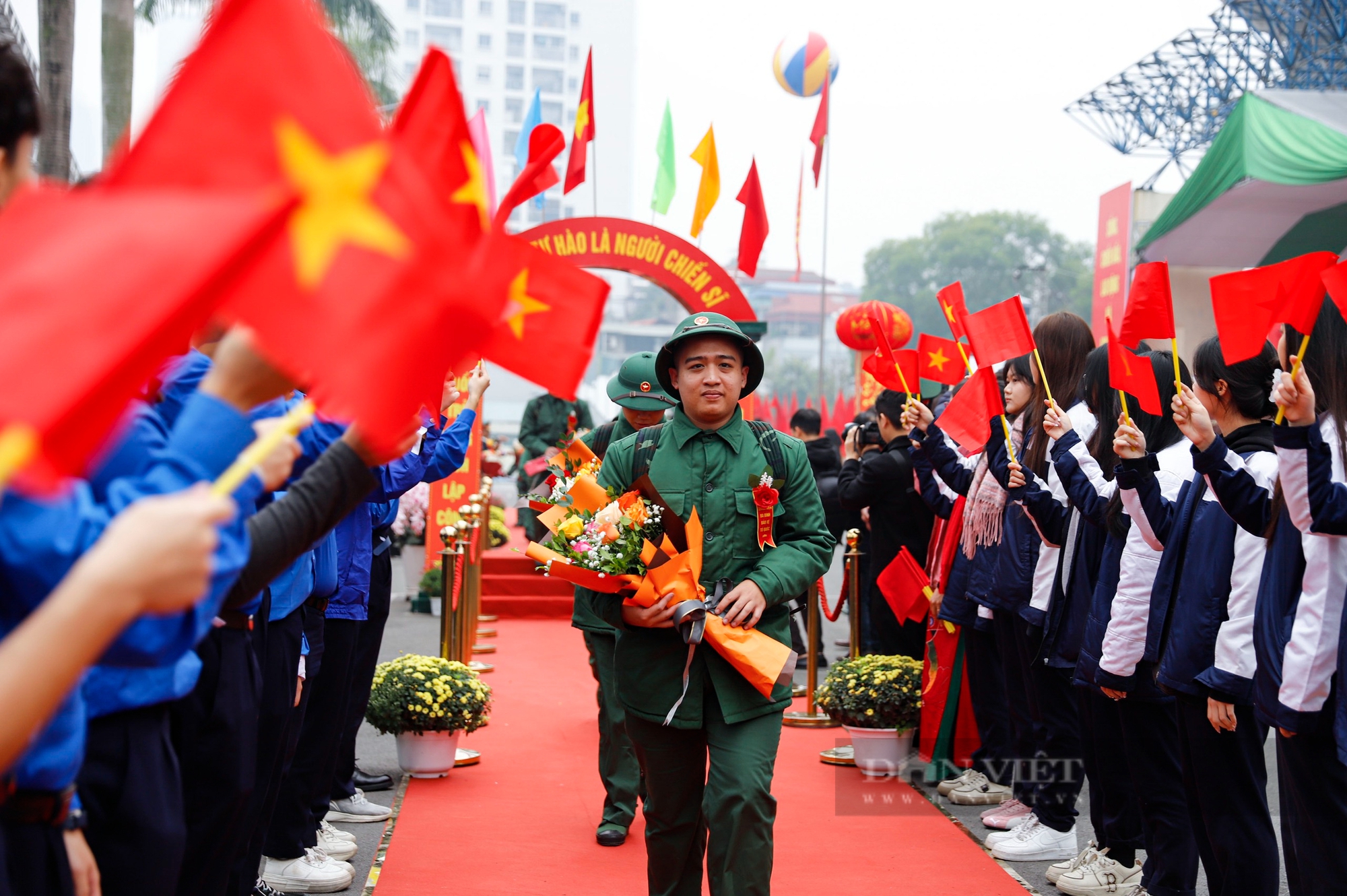 Tân binh xoa tóc, hôn đắm đuối tay bạn gái trong ngày tòng quân tại Hà Nội- Ảnh 5.