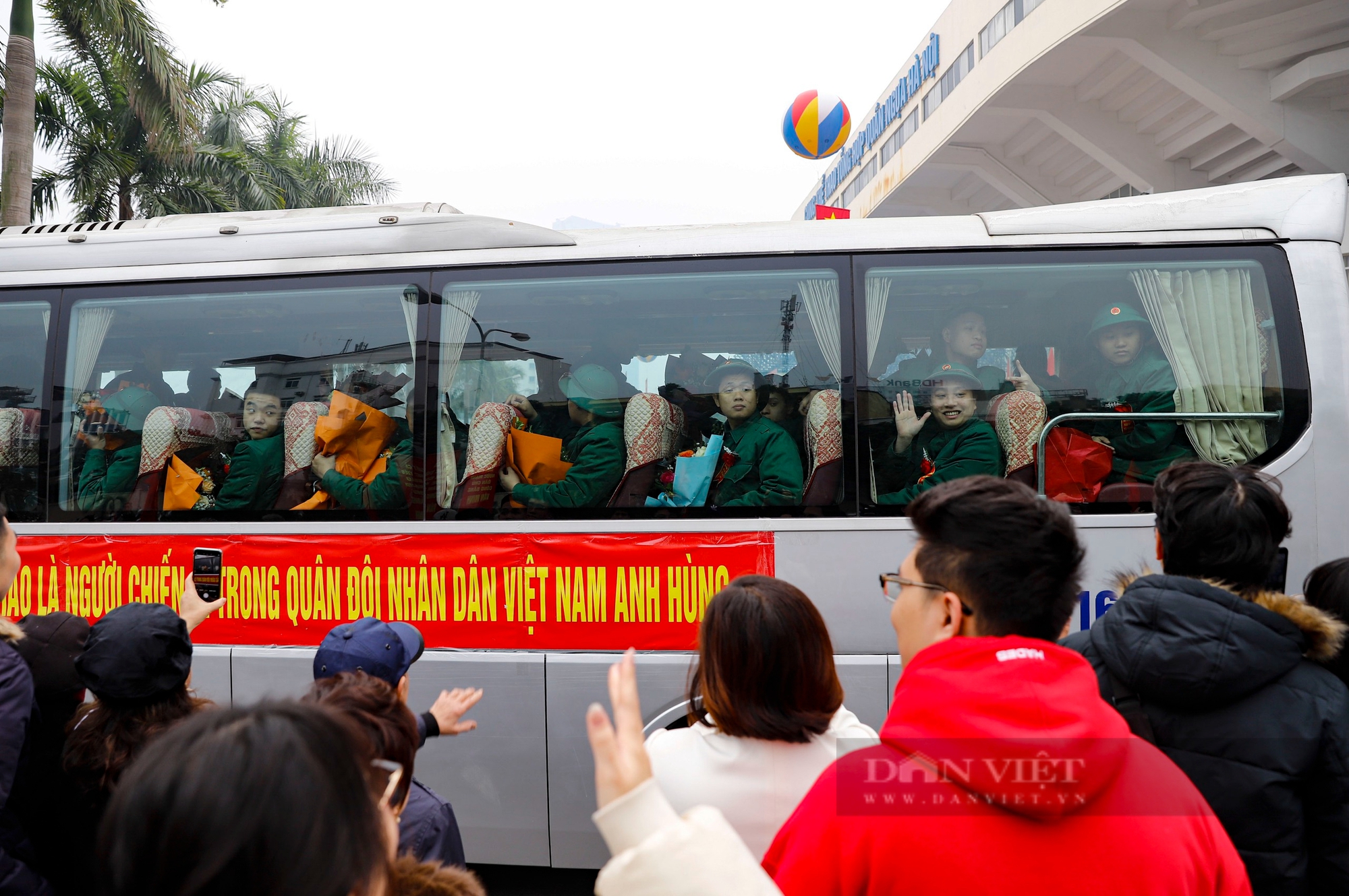 Tân binh xoa tóc, hôn đắm đuối tay bạn gái trong ngày tòng quân tại Hà Nội- Ảnh 6.