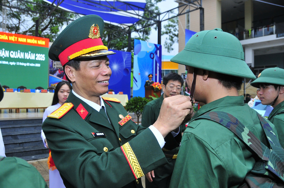 Đại tá Nguyễn Công Anh – Phó Chính ủy Bộ Tư lệnh TP Hồ Chí Minh cài lại mũ cho thanh niên quận 8 lên đường nhập ngũ. Ảnh: Tân Tiến.