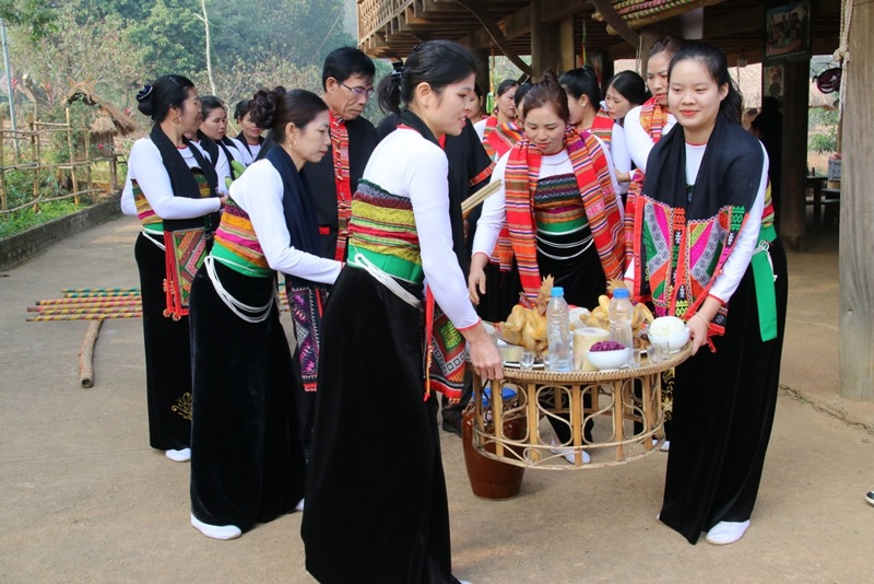 dong bao cac dan toc vui hoi xuan tai lang van hoa hinh 2