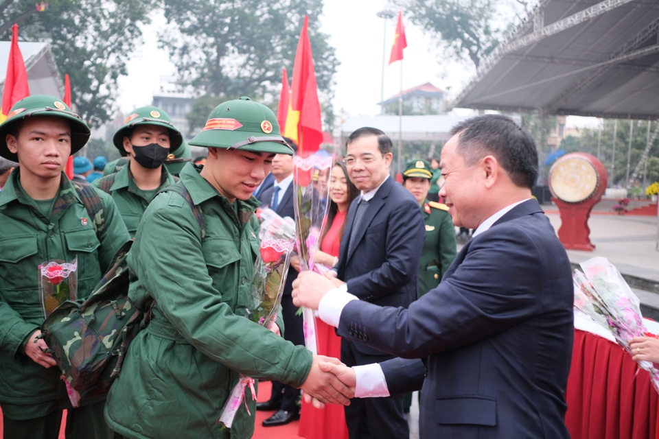 Phó Bí thư Thường trực Thành ủy, Chủ tịch HĐND thành phố Phúc Yên Đào Anh Dũng tặng hoa và chúc các tân binh hoàn thành tốt mọi nhiệm vụ. Ảnh: Sỹ Hào. 